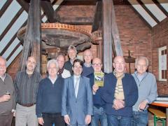 Gruppenfoto der Ratinger Jonges vor dem Mahlwerk in der Buscher Mühle