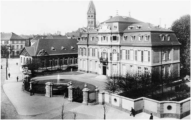 Blick auf Schloß Jägerhof und Marstallgiebel nach 1910