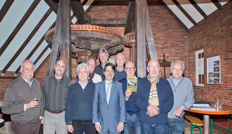 Gruppenfoto der Ratinger Jonges vor dem Mahlwerk in der Buscher Mühle